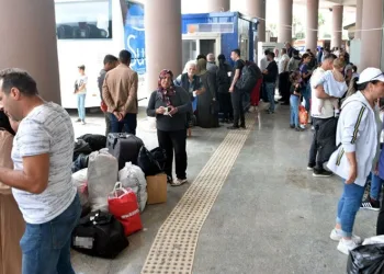 Oy kullanan depremzedeler, kentlerinden ayrılıyor