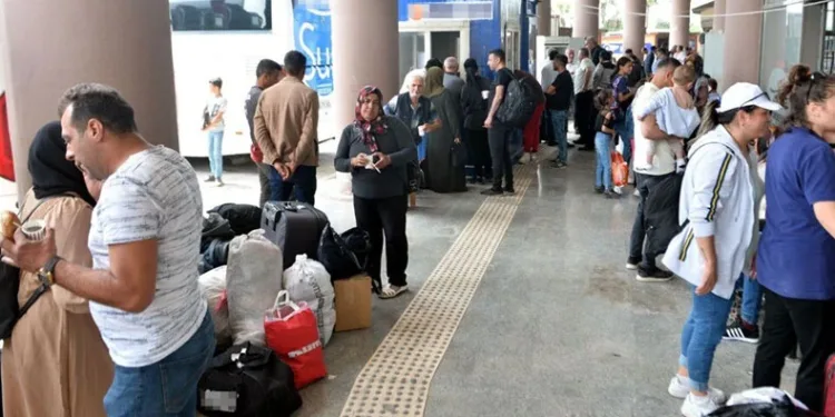Oy kullanan depremzedeler, kentlerinden ayrılıyor