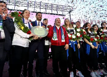 Varank, ‘Poyrazın kızları’ şampiyonluk kutlamalarında