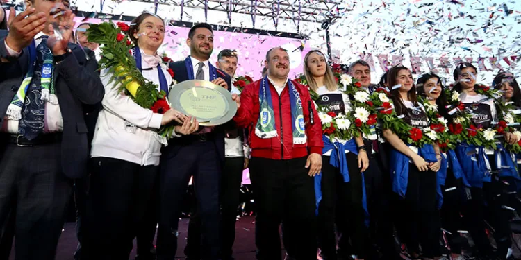 Varank, ‘Poyrazın kızları’ şampiyonluk kutlamalarında