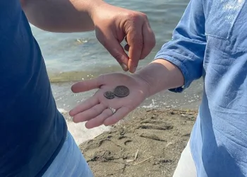 Göl kenarında yürürken 2 bin yıllık sikke buldular
