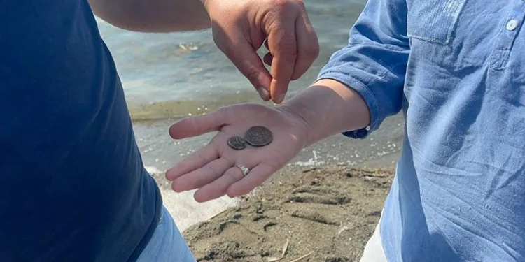 Göl kenarında yürürken 2 bin yıllık sikke buldular