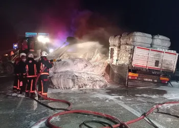 Seyir halindeki kamyon alev alev yandı