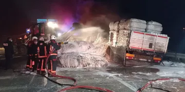 Seyir halindeki kamyon alev alev yandı
