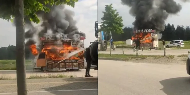 Bursa’da kokoreç aracı alev alev yandı