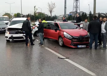 Bursa’da 7 aracın karıştığı zincirleme kaza