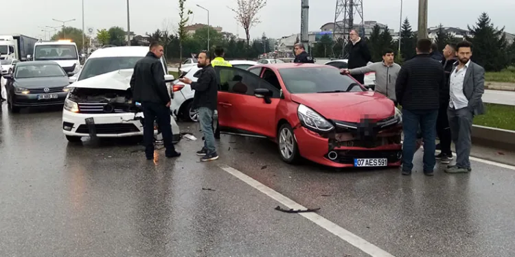 Bursa’da 7 aracın karıştığı zincirleme kaza