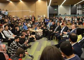 Bakan Varank, ‘Uyumayan Kütüphane’de gençlerle buluştu