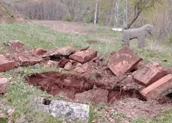 Tarihi mezarlıkta kaçak kazı