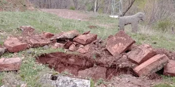 Tarihi mezarlıkta kaçak kazı