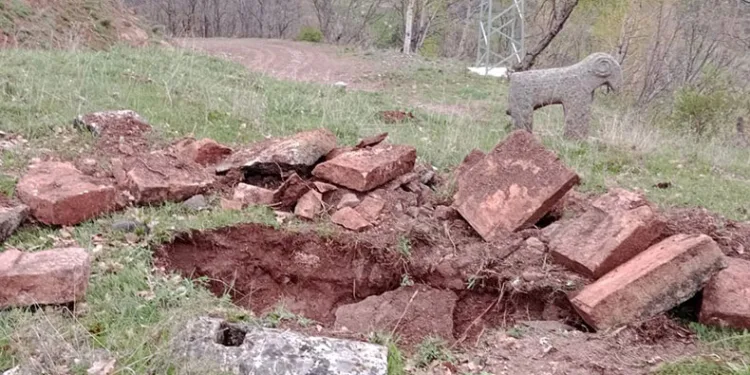 Tarihi mezarlıkta kaçak kazı