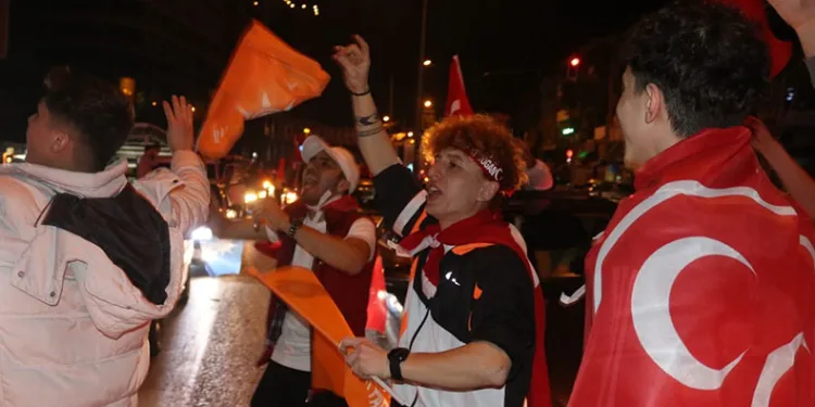 Bursa’da Cumhur İttifakı destekçileri kent merkezine akın etti