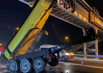 Damperi açılan kamyon üst geçide çarptı