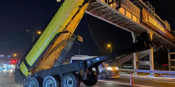 Damperi açılan kamyon üst geçide çarptı