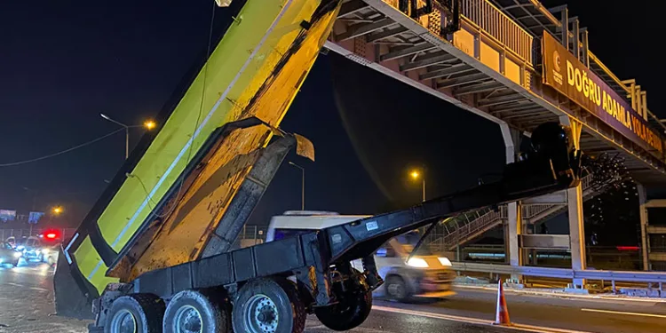 Damperi açılan kamyon üst geçide çarptı