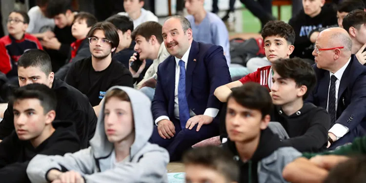 Bakan Varank ödülleri ikiye katladı