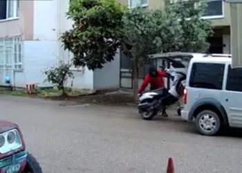 Yolda gördükleri motosikleti 1 dakikada çaldılar