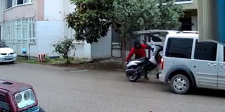 Yolda gördükleri motosikleti 1 dakikada çaldılar