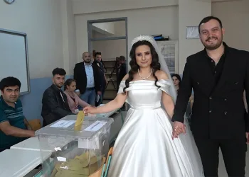 Düğünlerini yarıda kesip oy kullanmaya geldiler