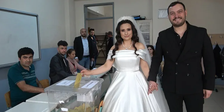 Düğünlerini yarıda kesip oy kullanmaya geldiler