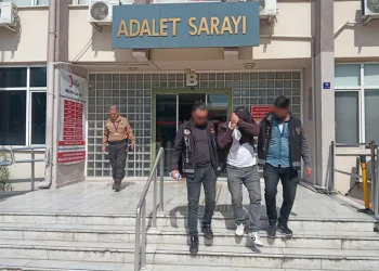 Torbacı sevgililer narkotikten kaçamadı