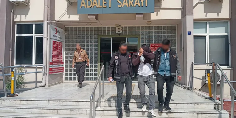 Torbacı sevgililer narkotikten kaçamadı