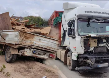 Bursa’da tır önce kamyonete sonra hafif ticari araca çarptı