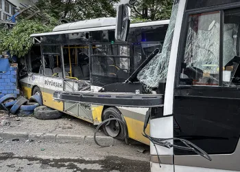 Bursa’da servis aracı ile özel halk otobüsü çarpıştı