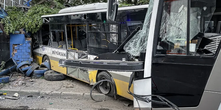 Bursa’da servis aracı ile özel halk otobüsü çarpıştı