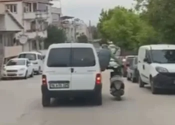 Motosikleti aracın camından sarkarak götürdü