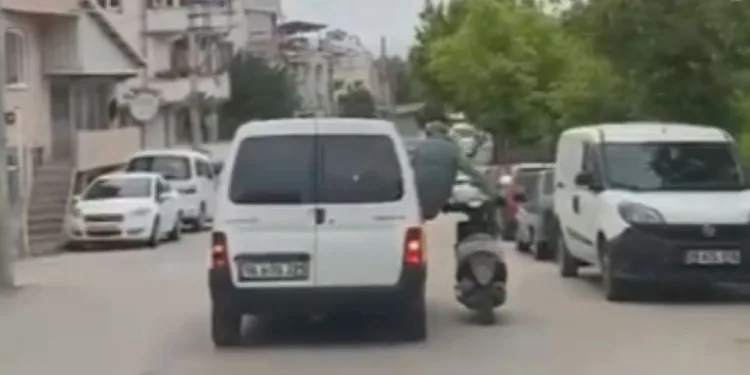 Motosikleti aracın camından sarkarak götürdü