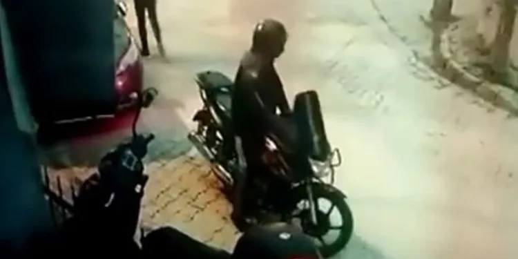 Soğuk kanlı motosiklet hırsızları kamerada