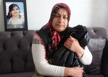 Kızının kıyafetine sarılarak ‘Anneler Günü’nü kutladı