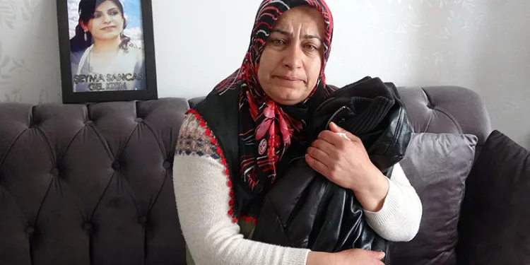 Kızının kıyafetine sarılarak ‘Anneler Günü’nü kutladı