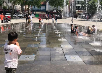 Çocuklar kuru havuzda serinledi