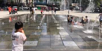 Çocuklar kuru havuzda serinledi