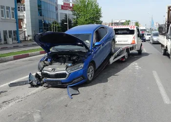 Kontrolden çıkan araç refüje çarptı