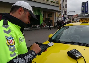 Taksi şoförü taksimetreyi açmadan turistten para istedi