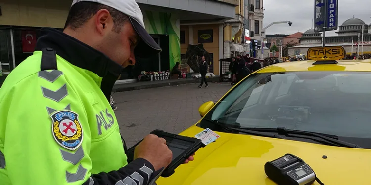 Taksi şoförü taksimetreyi açmadan turistten para istedi