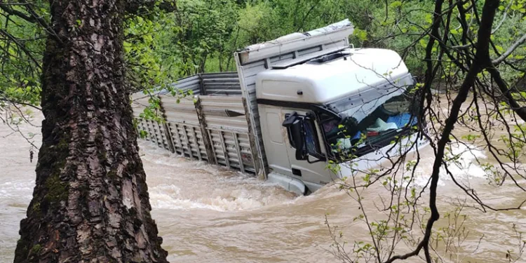 Munzur Çayı’na uçan kamyon çıkarıldı