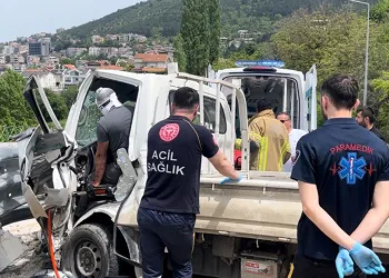Virajı alamayan kamyonet bariyerlere çarptı