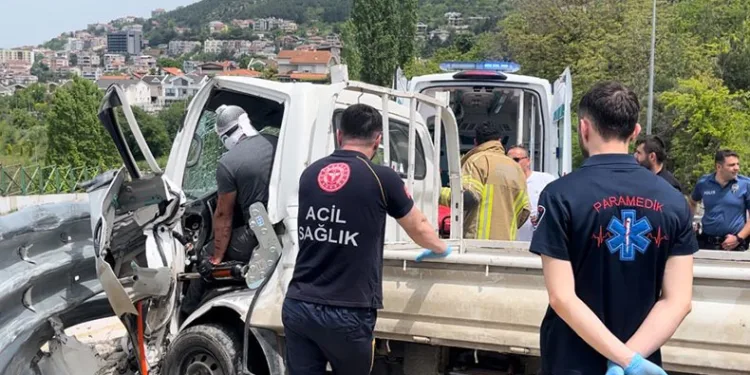 Virajı alamayan kamyonet bariyerlere çarptı