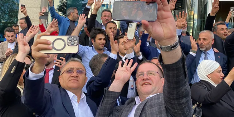 AK Parti’de seçim kutlaması başladı