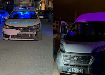 Bursa’da alkollü sürücü kaçarken polis otosuna çarptı