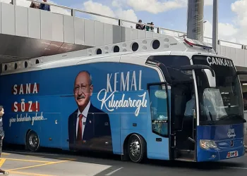 CHP otobüsü Sıhhiye Köprüsü’ne sıkıştı