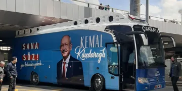 CHP otobüsü Sıhhiye Köprüsü’ne sıkıştı