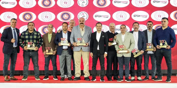 Güreş Federasyonu şampiyonları ödüllendirdi