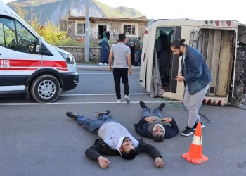 Tır, işçi servisine çarptı, can pazarı yaşandı