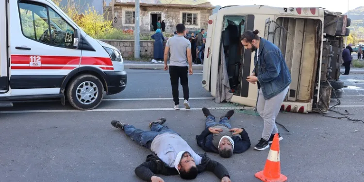 Tır, işçi servisine çarptı, can pazarı yaşandı
