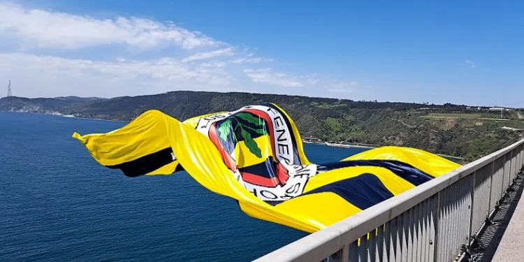 İstanbul’da köprülere Fenerbahçe bayrakları asıldı